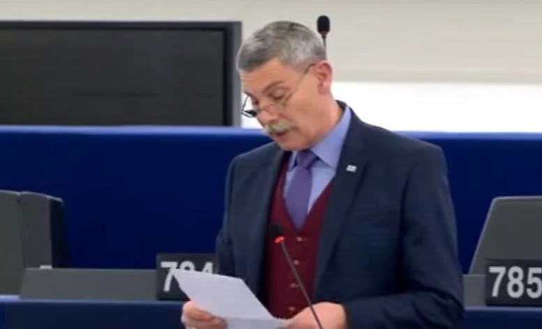 «Θα μιλήσω στη γλώσσα που μιλούσε ο Μέγας Αλέξανδρος…» – Πέταξε τα μάτια έξω του Τούσκ, ο Στρατηγός Συναδινός